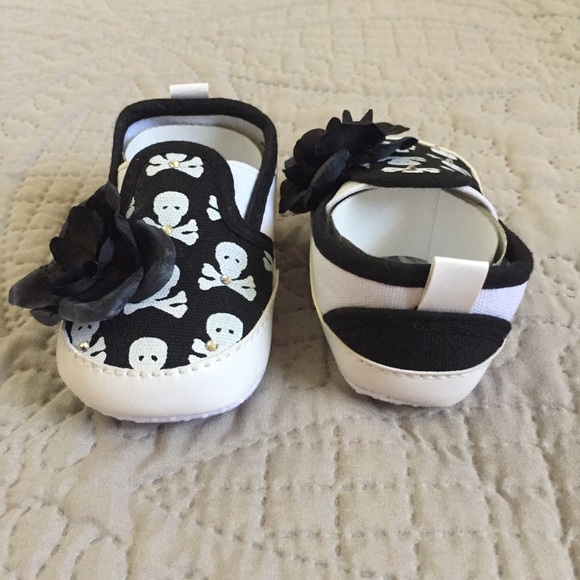 NWOT ADORABLE Infant Skull Rose Rhinestone Shoes - Picture 10 of 10